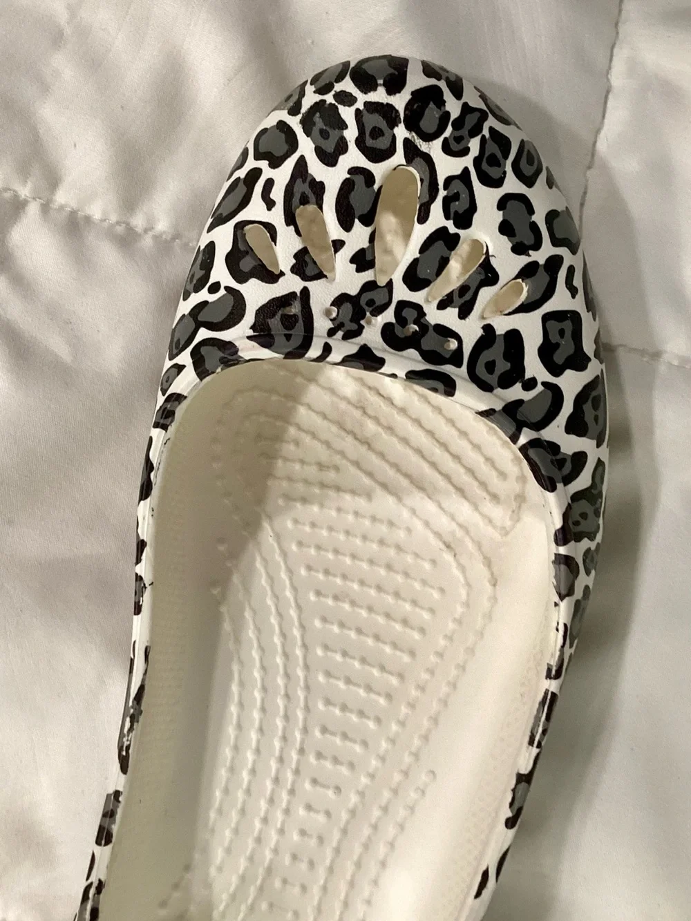 CROCS Women’s Size 8 Kadee Leopard-Print Ballet Flats in White and Black-EUC